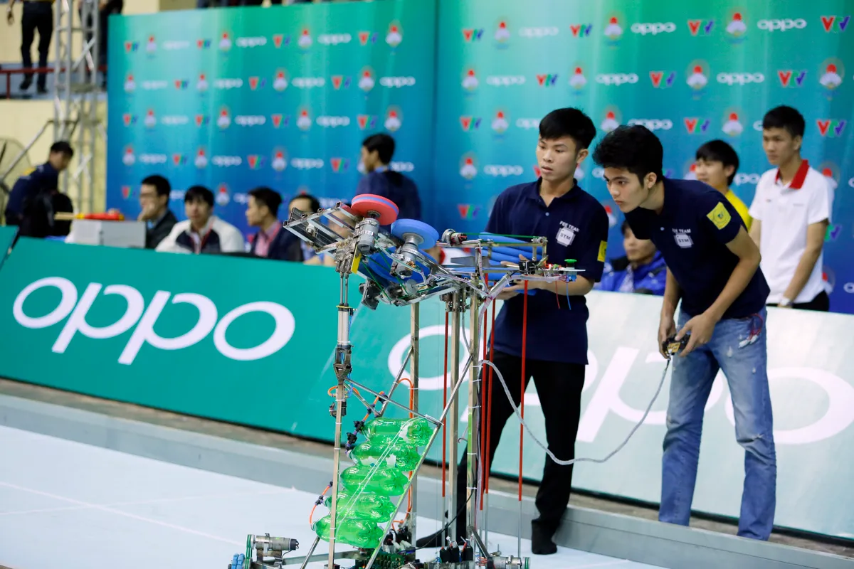 Các đội tuyển Robocon Việt Nam 2017 khu vực phía Bắc làm quen với sân thi đấu - Ảnh 4.