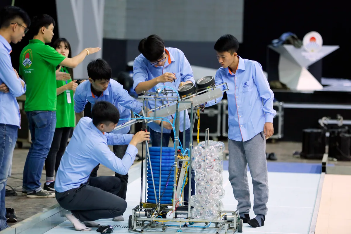 Các đội tuyển Robocon Việt Nam 2017 khu vực phía Bắc làm quen với sân thi đấu - Ảnh 6.