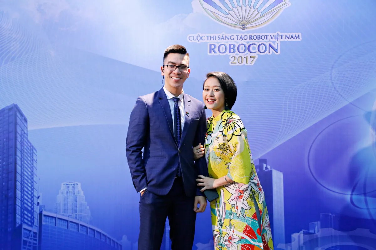 MC Phí Linh đẹp rạng ngời tại vòng loại Robocon Việt Nam 2017 - Ảnh 3.