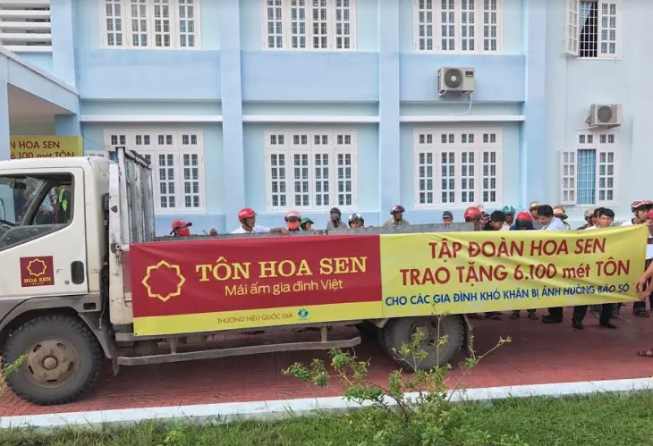 Tập đoàn Hoa Sen trao tặng 6.100m tôn cho người dân vùng bão - Ảnh 2.