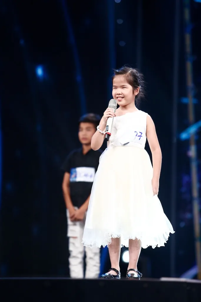 Vietnam Idol Kids 2017: Cô bé khiếm thị Minh Hiền khiến giám khảo lặng người khi hát về mẹ - Ảnh 1.