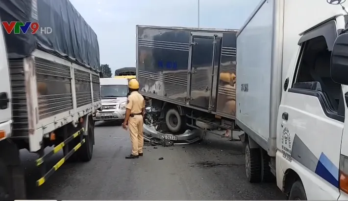 Tông xe liên hoàn trên QL22, tài xế khóc thét trong ô tô biến dạng - Ảnh 1.