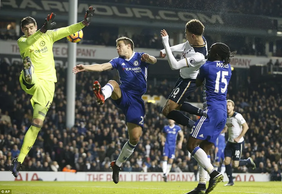 Không phải De Gea, đây mới là 2 thủ thành đỉnh nhất Premier League 2016/17 - Ảnh 1.