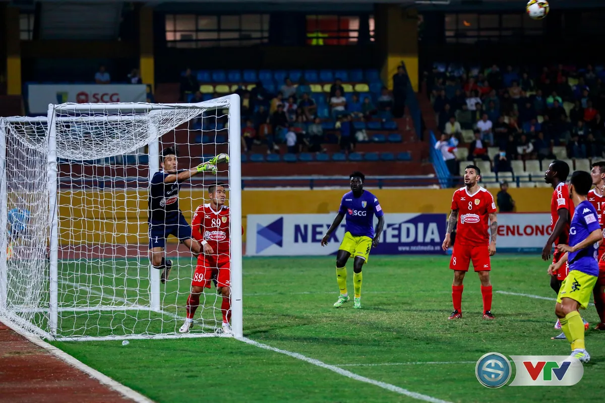 ẢNH: CLB Hà Nội chiếm ngôi đầu bảng giải VĐQG V.League 2017 - Ảnh 8. ẢNH: CLB Hà Nội chiếm ngôi đầu bảng giải VĐQG V.League 2017 - Ảnh 8.