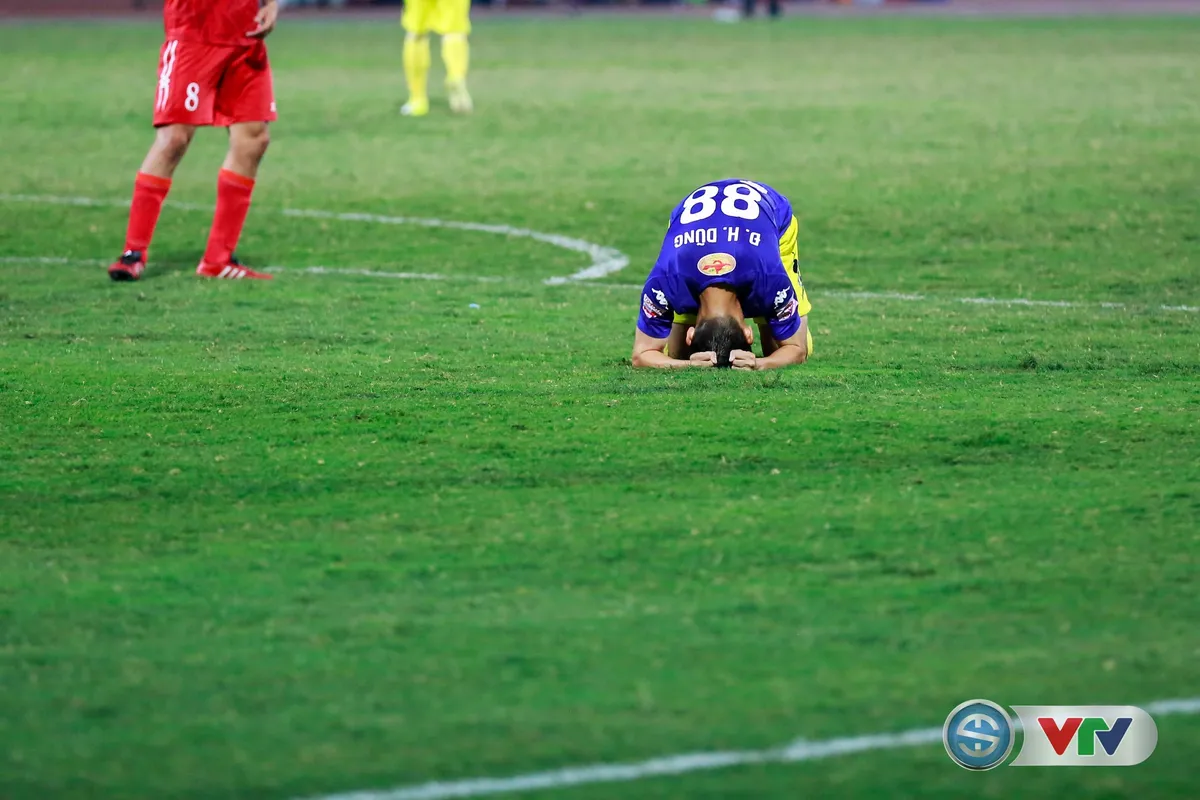 ẢNH: CLB Hà Nội chiếm ngôi đầu bảng giải VĐQG V.League 2017 - Ảnh 9. ẢNH: CLB Hà Nội chiếm ngôi đầu bảng giải VĐQG V.League 2017 - Ảnh 9.