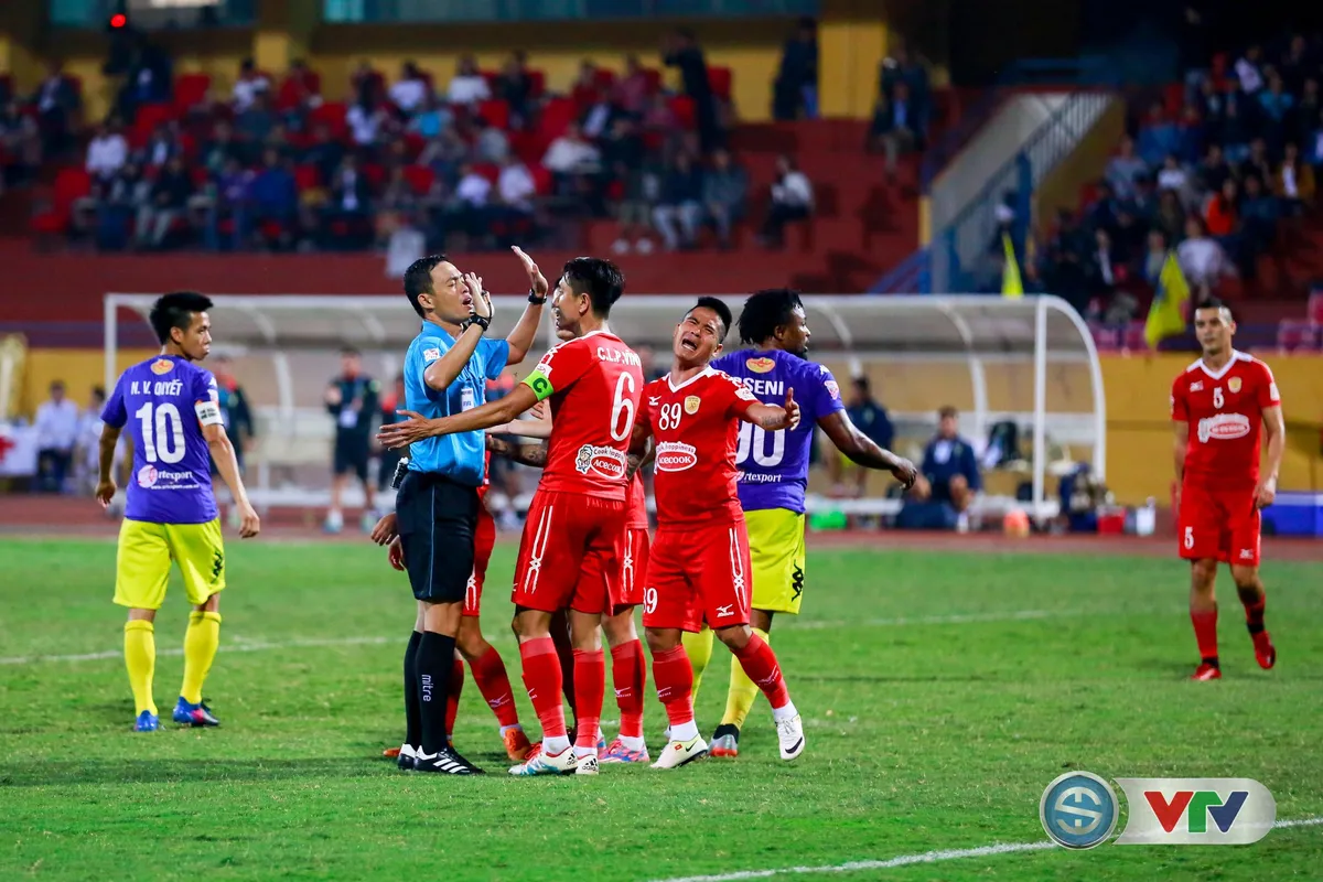 ẢNH: CLB Hà Nội chiếm ngôi đầu bảng giải VĐQG V.League 2017 - Ảnh 11. ẢNH: CLB Hà Nội chiếm ngôi đầu bảng giải VĐQG V.League 2017 - Ảnh 11.