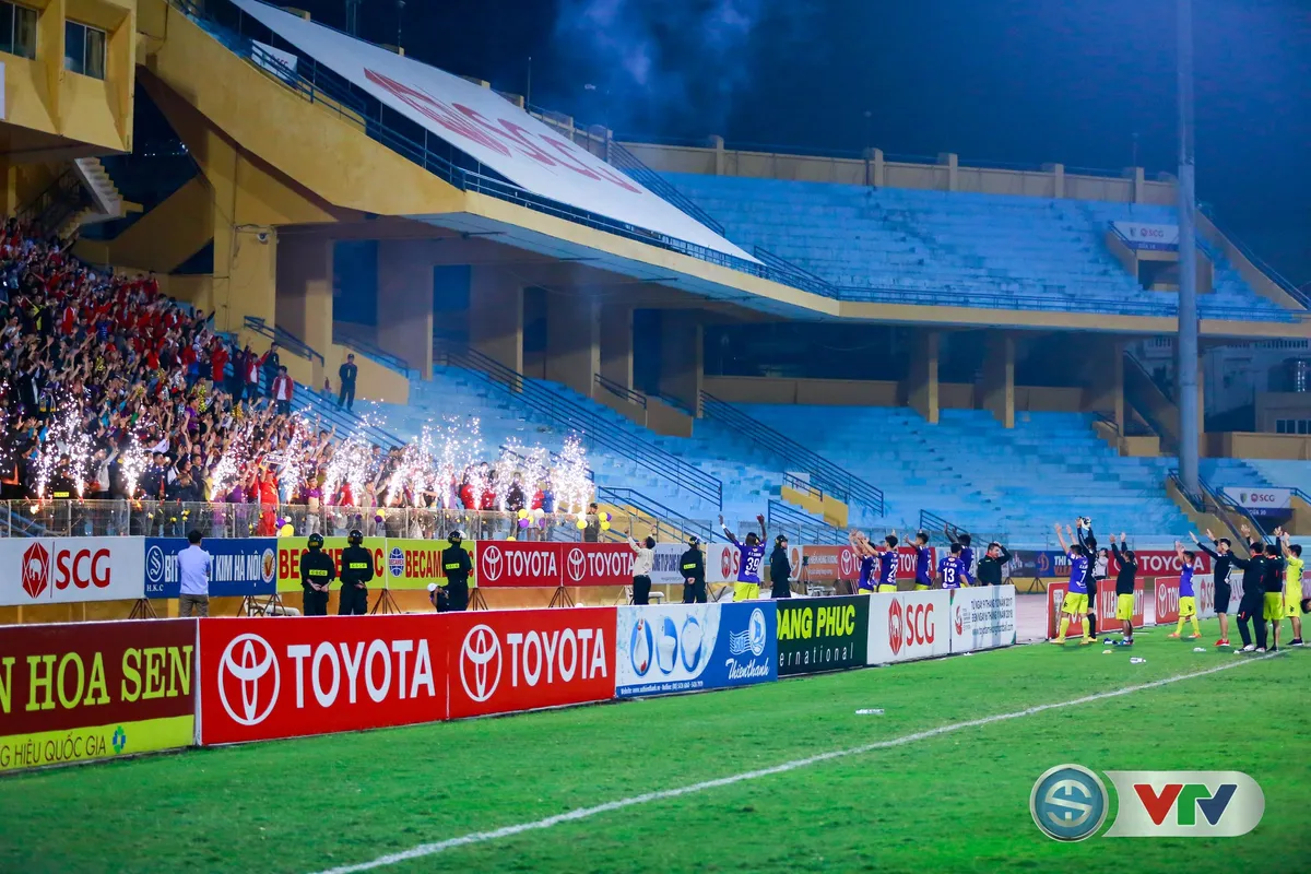 ẢNH: CLB Hà Nội chiếm ngôi đầu bảng giải VĐQG V.League 2017 - Ảnh 19. ẢNH: CLB Hà Nội chiếm ngôi đầu bảng giải VĐQG V.League 2017 - Ảnh 19.