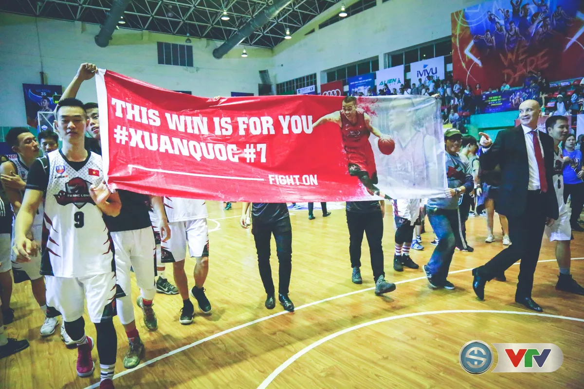 Xúc động hình ảnh tình đồng đội tại Thang Long Warriors - Ảnh 1.