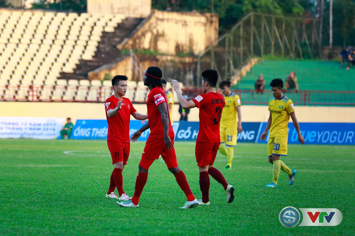 ẢNH: Những khoảnh khắc ấn tượng trận đấu SLNA 2-3 CLB Hải Phòng - Ảnh 5. ẢNH: Những khoảnh khắc ấn tượng trận đấu SLNA 2-3 CLB Hải Phòng - Ảnh 5.