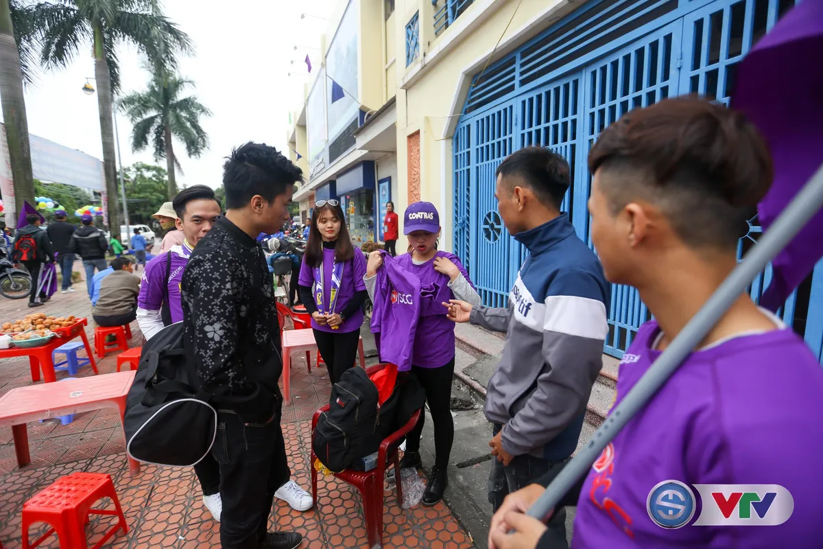 ẢNH: Các CĐV CLB Hà Nội cuồng nhiệt trước trận đấu quyết định trên sân Cẩm Phả - Ảnh 5.