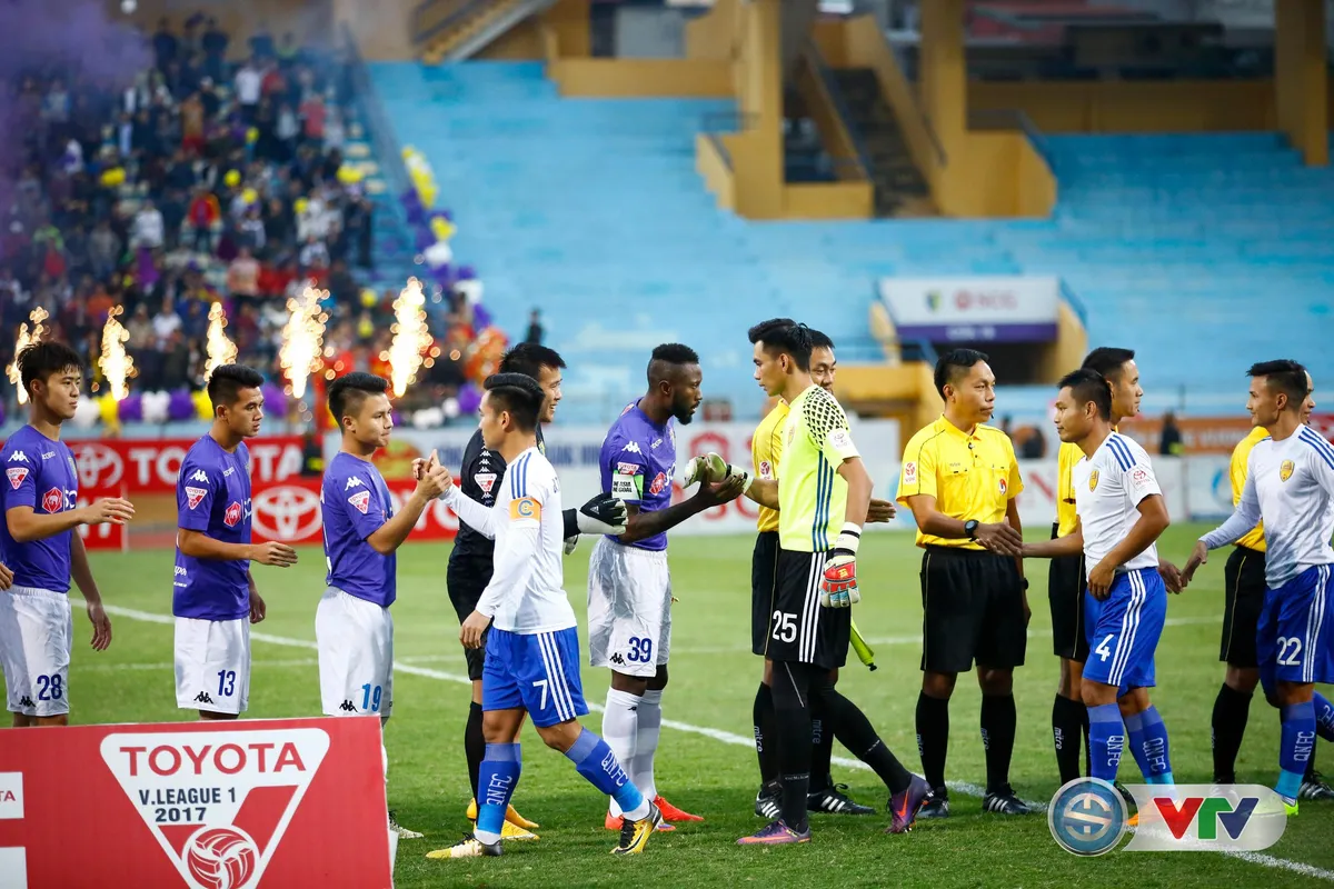 ẢNH: CLB Hà Nội tiến gần tới chức vô địch V.League 2017 - Ảnh 4. ẢNH: CLB Hà Nội tiến gần tới chức vô địch V.League 2017 - Ảnh 4.