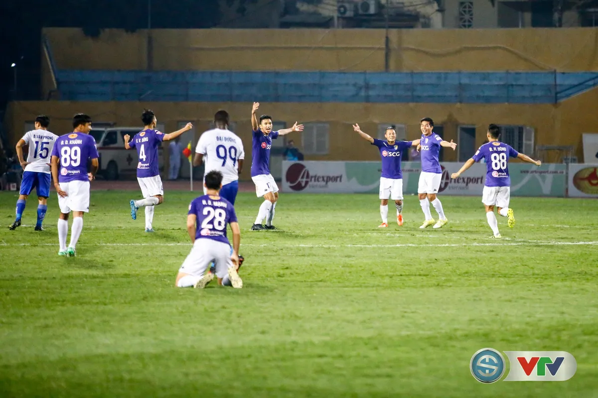 ẢNH: CLB Hà Nội tiến gần tới chức vô địch V.League 2017 - Ảnh 21. ẢNH: CLB Hà Nội tiến gần tới chức vô địch V.League 2017 - Ảnh 21.