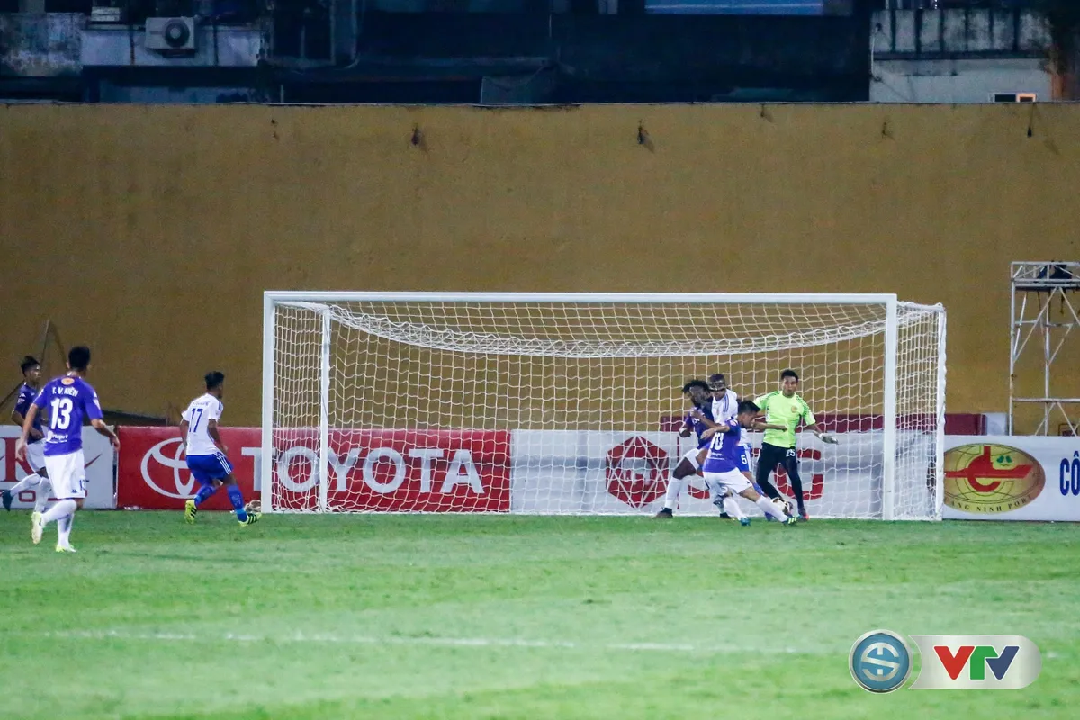 ẢNH: CLB Hà Nội tiến gần tới chức vô địch V.League 2017 - Ảnh 14. ẢNH: CLB Hà Nội tiến gần tới chức vô địch V.League 2017 - Ảnh 14.