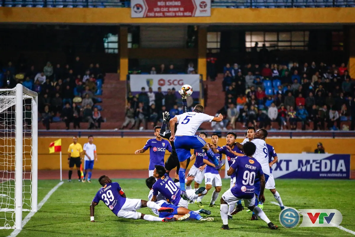 ẢNH: CLB Hà Nội tiến gần tới chức vô địch V.League 2017 - Ảnh 17. ẢNH: CLB Hà Nội tiến gần tới chức vô địch V.League 2017 - Ảnh 17.