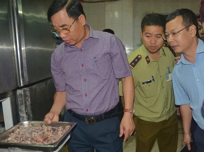 Tích cực kiểm tra, xử lý nghiêm các cơ sở vi phạm về an toàn thực phẩm - Ảnh 1. Tích cực kiểm tra, xử lý nghiêm các cơ sở vi phạm về an toàn thực phẩm - Ảnh 1.