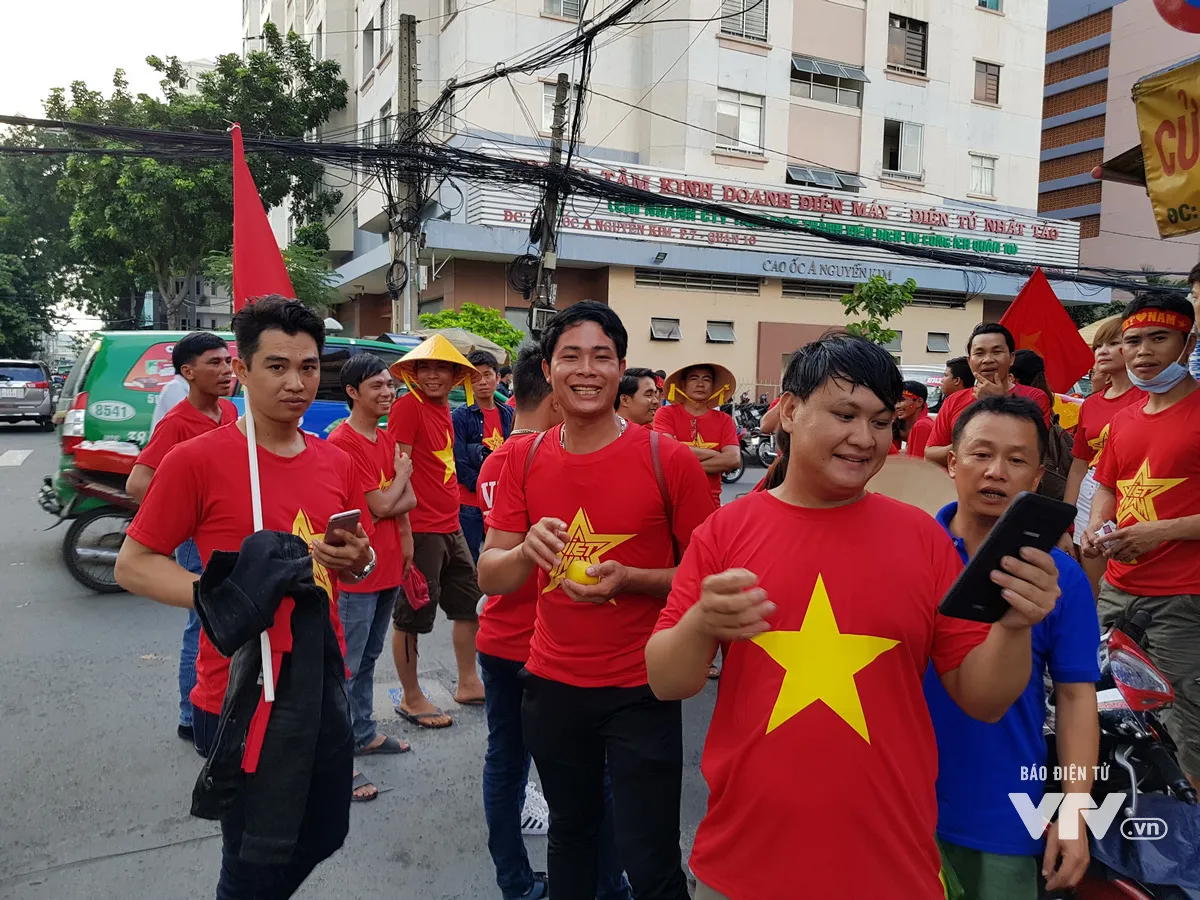 Khán giả đến sớm phủ kín Thống Nhất, mong U23 Việt Nam làm nên kỳ tích - Ảnh 5.