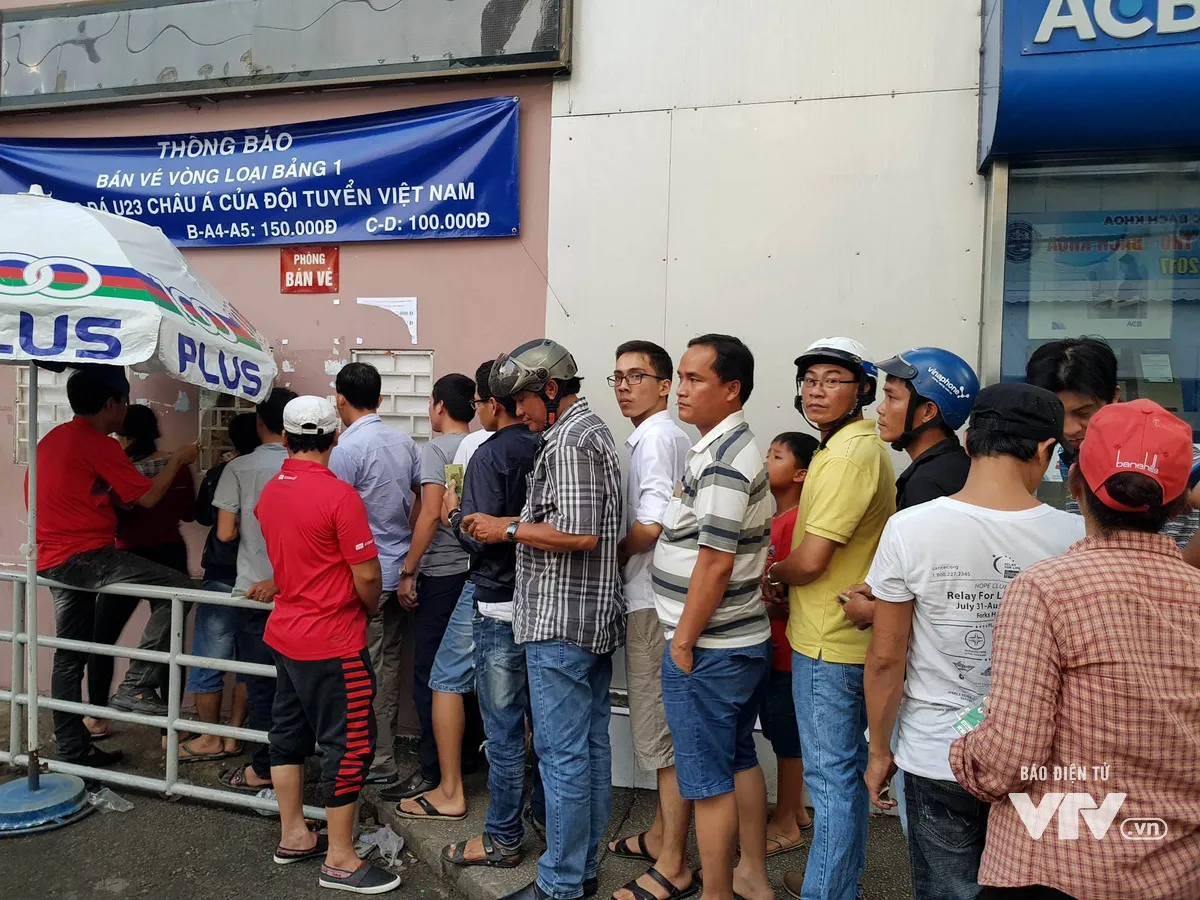 Khán giả đến sớm phủ kín Thống Nhất, mong U23 Việt Nam làm nên kỳ tích - Ảnh 3.