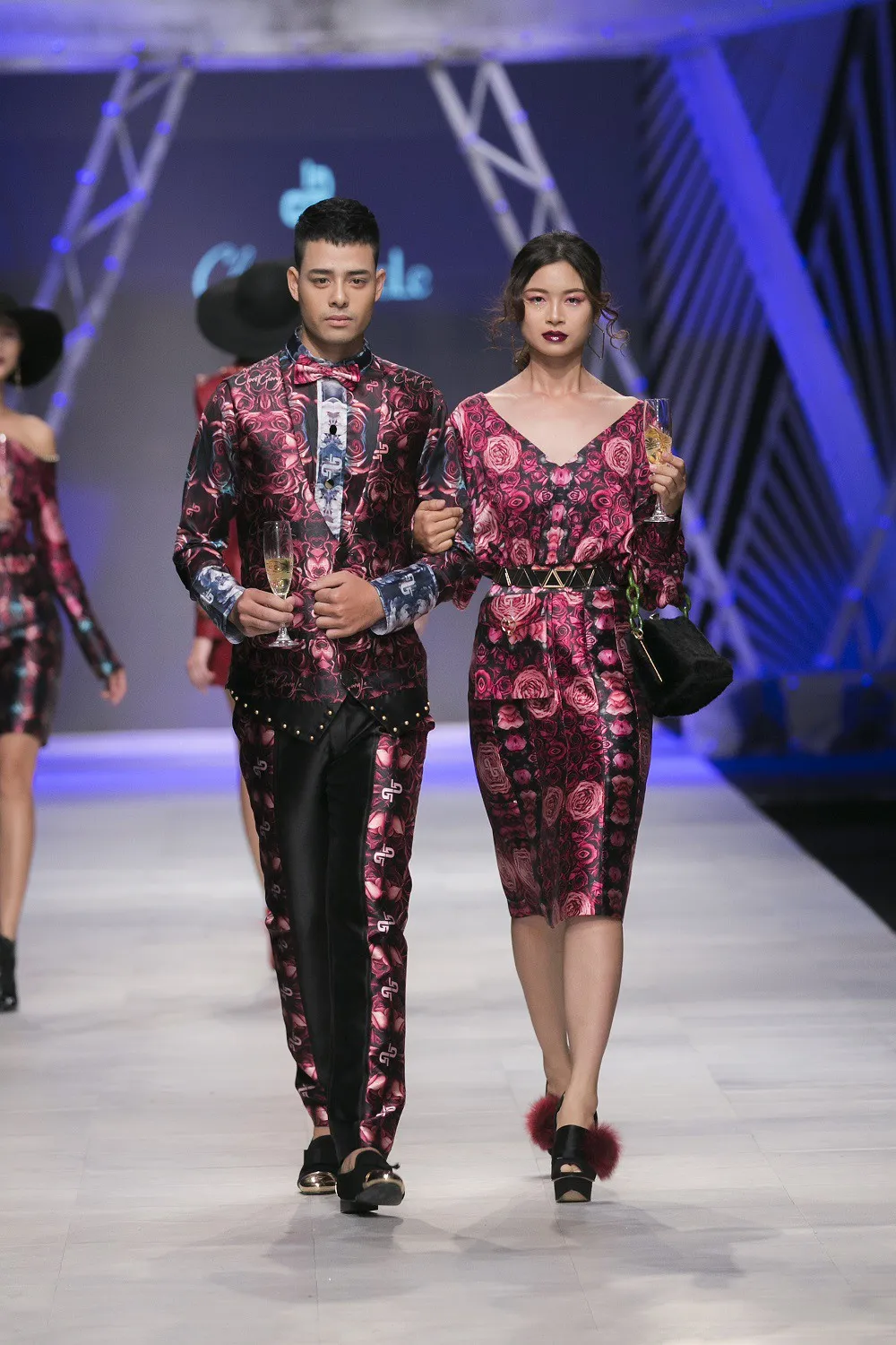 Á hậu Huyền My, siêu mẫu Võ Hoàng Yến đọ vẻ kiêu kỳ trên sàn catwalk - Ảnh 15.