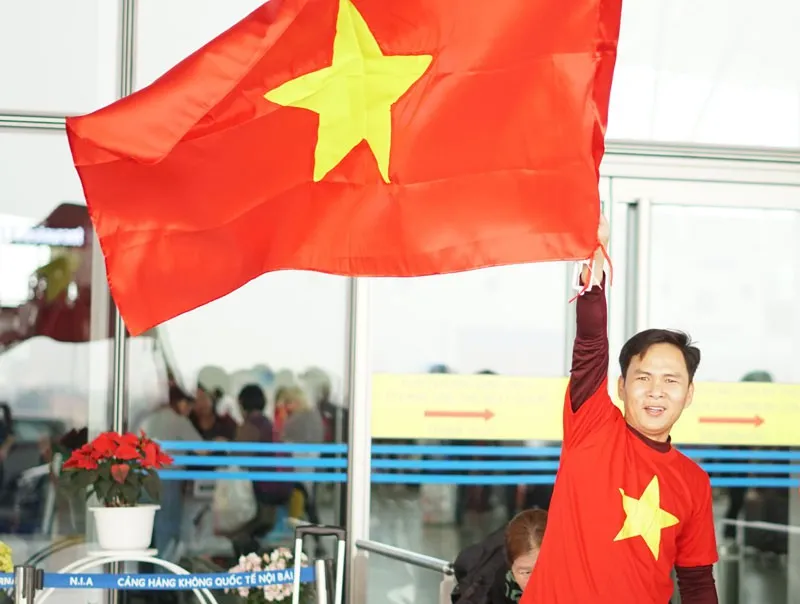 Người hâm mộ tưng bừng lên đường sang Thường Châu cổ vũ cho U23 Việt Nam - Ảnh 5. Người hâm mộ tưng bừng lên đường sang Thường Châu cổ vũ cho U23 Việt Nam - Ảnh 5.