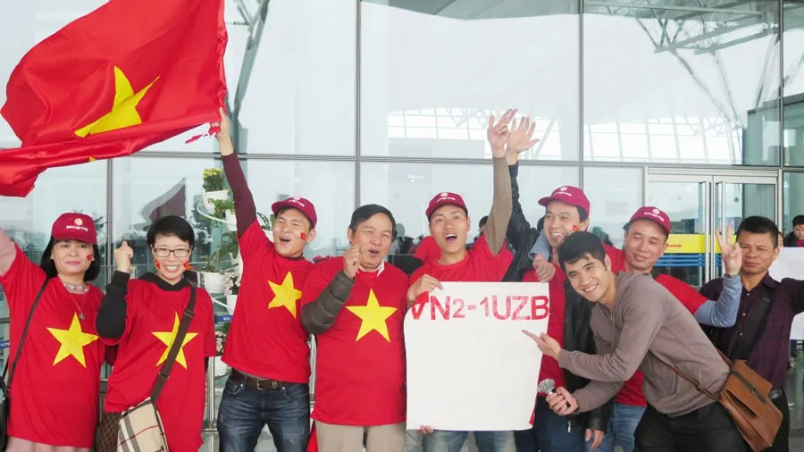 Người hâm mộ tưng bừng lên đường sang Thường Châu cổ vũ cho U23 Việt Nam - Ảnh 7. Người hâm mộ tưng bừng lên đường sang Thường Châu cổ vũ cho U23 Việt Nam - Ảnh 7.