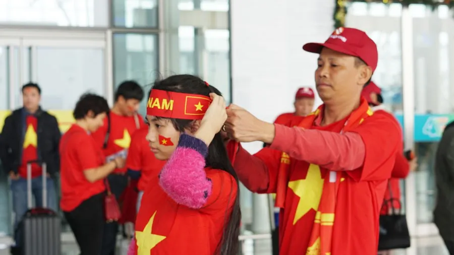 Người hâm mộ tưng bừng lên đường sang Thường Châu cổ vũ cho U23 Việt Nam - Ảnh 1. Người hâm mộ tưng bừng lên đường sang Thường Châu cổ vũ cho U23 Việt Nam - Ảnh 1.