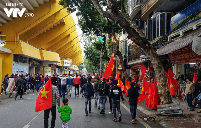 Cổ vũ U23 Việt Nam ở chung kết: Từ cảm xúc lo âu đến vỡ òa hạnh phúc - Ảnh 1. Cổ vũ U23 Việt Nam ở chung kết: Từ cảm xúc lo âu đến vỡ òa hạnh phúc - Ảnh 1.
