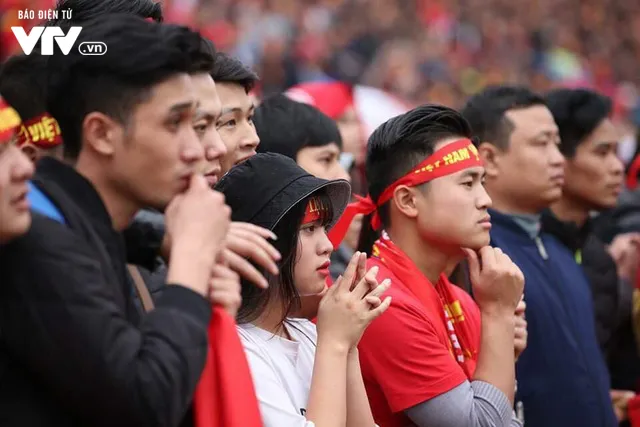 Cổ vũ U23 Việt Nam ở chung kết: Từ cảm xúc lo âu đến vỡ òa hạnh phúc - Ảnh 8. Cổ vũ U23 Việt Nam ở chung kết: Từ cảm xúc lo âu đến vỡ òa hạnh phúc - Ảnh 8.