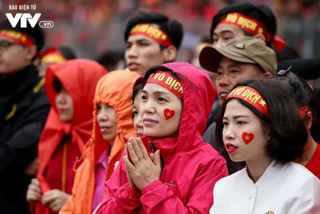 Cổ vũ U23 Việt Nam ở chung kết: Từ cảm xúc lo âu đến vỡ òa hạnh phúc - Ảnh 7. Cổ vũ U23 Việt Nam ở chung kết: Từ cảm xúc lo âu đến vỡ òa hạnh phúc - Ảnh 7.