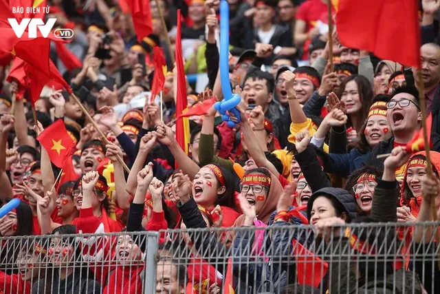 Cổ vũ U23 Việt Nam ở chung kết: Từ cảm xúc lo âu đến vỡ òa hạnh phúc - Ảnh 12. Cổ vũ U23 Việt Nam ở chung kết: Từ cảm xúc lo âu đến vỡ òa hạnh phúc - Ảnh 12.