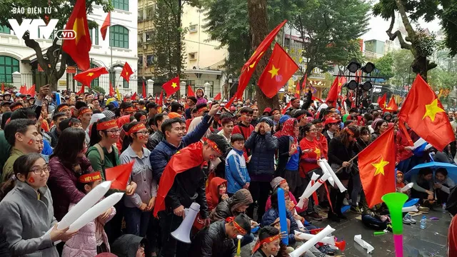 Cổ vũ U23 Việt Nam ở chung kết: Từ cảm xúc lo âu đến vỡ òa hạnh phúc - Ảnh 15. Cổ vũ U23 Việt Nam ở chung kết: Từ cảm xúc lo âu đến vỡ òa hạnh phúc - Ảnh 15.