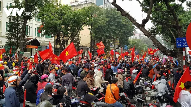 Cổ vũ U23 Việt Nam ở chung kết: Từ cảm xúc lo âu đến vỡ òa hạnh phúc - Ảnh 14. Cổ vũ U23 Việt Nam ở chung kết: Từ cảm xúc lo âu đến vỡ òa hạnh phúc - Ảnh 14.