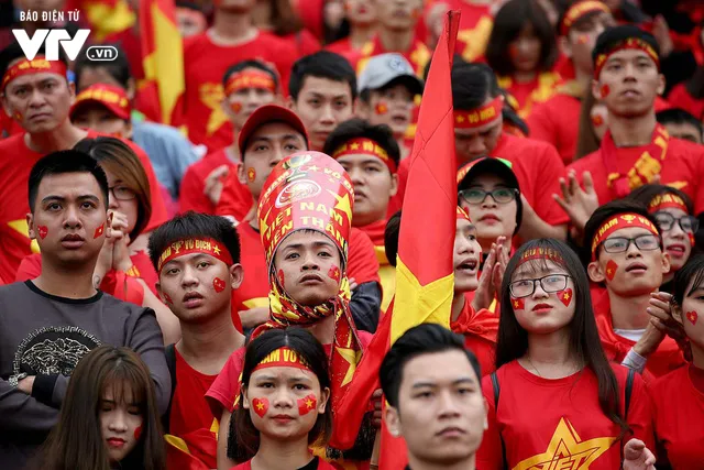 Cổ vũ U23 Việt Nam ở chung kết: Từ cảm xúc lo âu đến vỡ òa hạnh phúc - Ảnh 4. Cổ vũ U23 Việt Nam ở chung kết: Từ cảm xúc lo âu đến vỡ òa hạnh phúc - Ảnh 4.