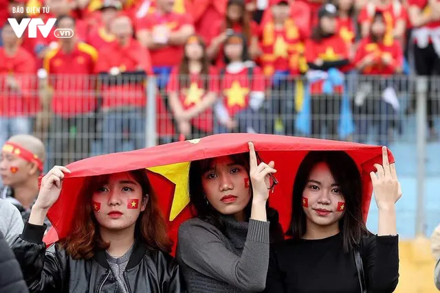 Cổ vũ U23 Việt Nam ở chung kết: Từ cảm xúc lo âu đến vỡ òa hạnh phúc - Ảnh 6. Cổ vũ U23 Việt Nam ở chung kết: Từ cảm xúc lo âu đến vỡ òa hạnh phúc - Ảnh 6.