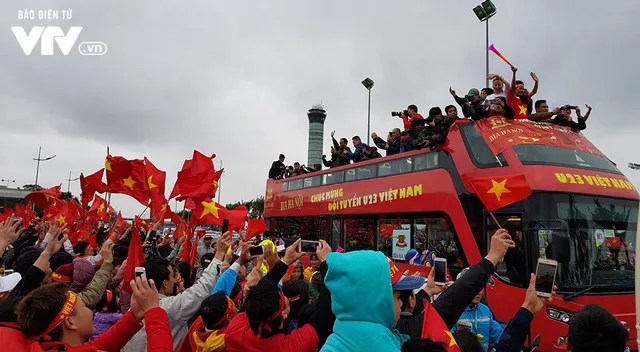 U23 Việt Nam ăn mừng đầy hứng khởi trên bus 2 tầng cùng hàng vạn NHM - Ảnh 4. U23 Việt Nam ăn mừng đầy hứng khởi trên bus 2 tầng cùng hàng vạn NHM - Ảnh 4.