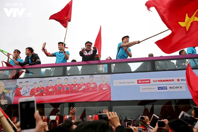Soái ca Bùi Tiến Dũng cầm cờ, thủ quân Xuân Trường vẫy chào NHM U23 Việt Nam trên bus 2 tầng - Ảnh 5. Soái ca Bùi Tiến Dũng cầm cờ, thủ quân Xuân Trường vẫy chào NHM U23 Việt Nam trên bus 2 tầng - Ảnh 5.