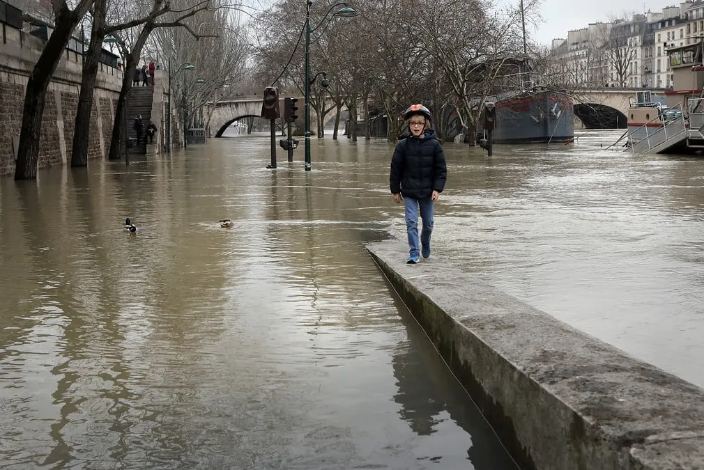 Pháp: Lũ lụt tại Paris chạm ngưỡng 6m - Ảnh 1.