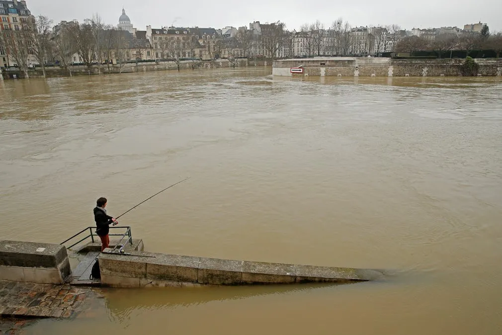 Pháp: Lũ lụt tại Paris chạm ngưỡng 6m - Ảnh 2.