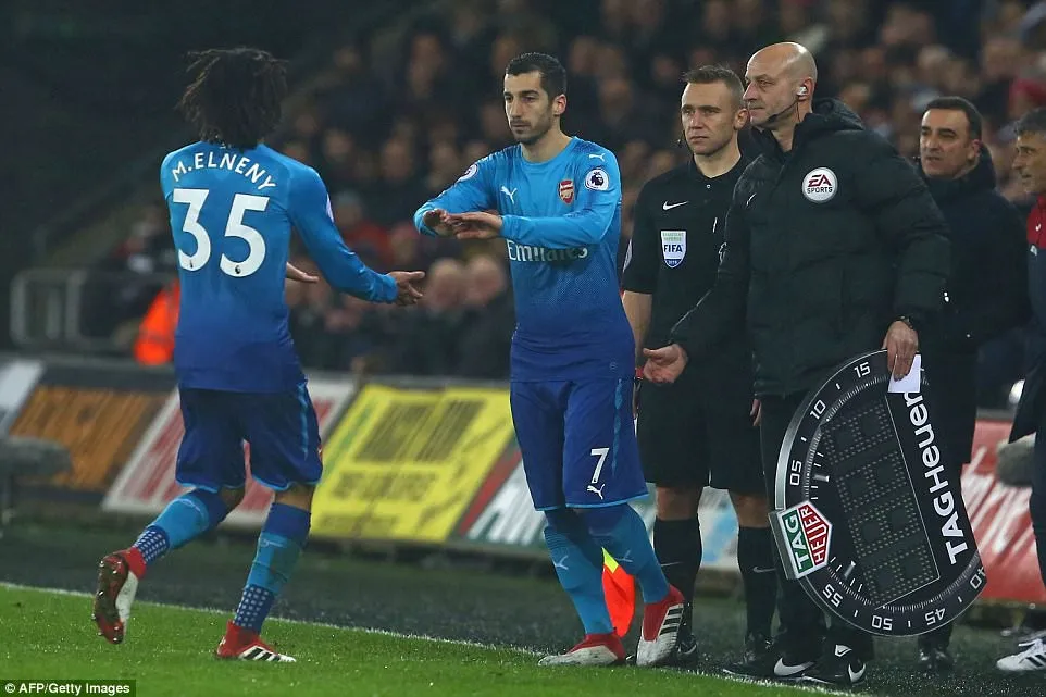 Vòng 25 giải Ngoại Hạng Anh: Arsenal thua sốc Swansea trong ngày ra mắt Mkhitaryan - Ảnh 3. Vòng 25 giải Ngoại Hạng Anh: Arsenal thua sốc Swansea trong ngày ra mắt Mkhitaryan - Ảnh 3.