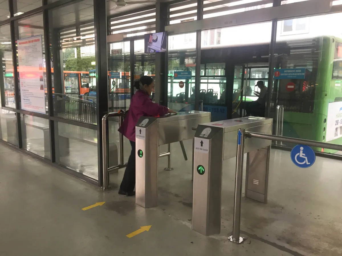 Hà Nội chính thức sử dụng vé điện tử tại xe bus nhanh BRT - Ảnh 5.