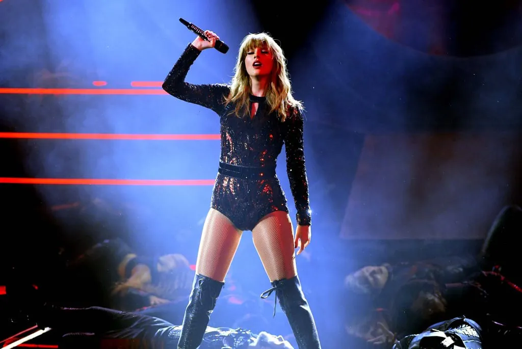 American Music Awards 2018: Màn trở lại bùng nổ của Taylor Swift - Ảnh 1.
