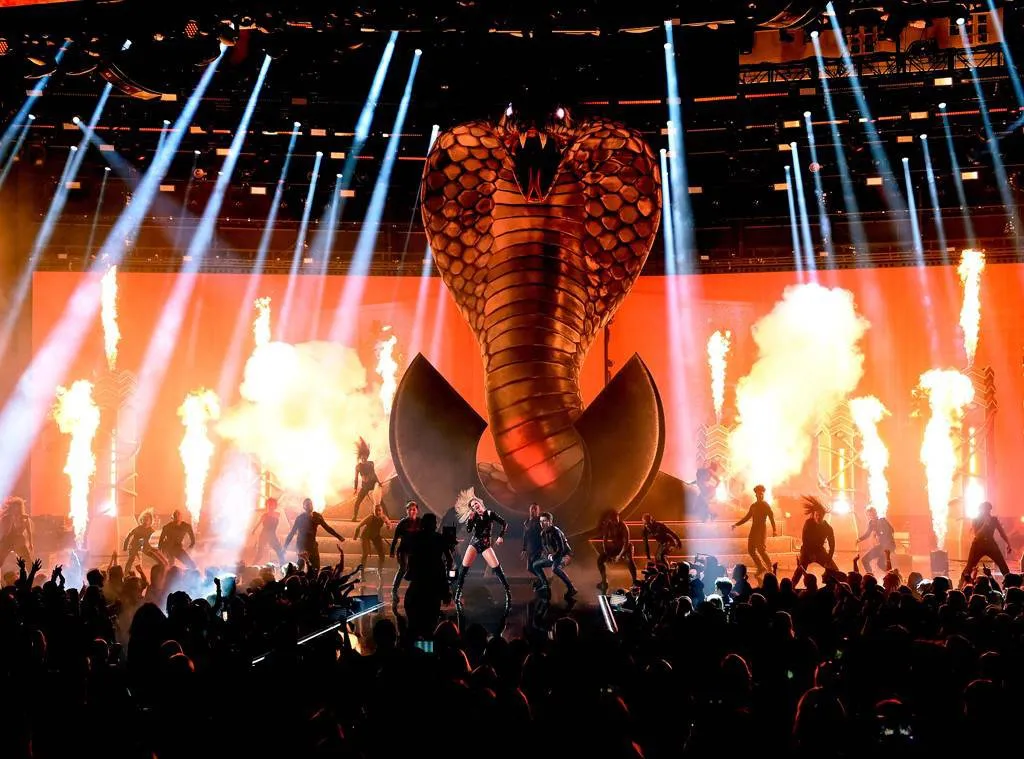 American Music Awards 2018: Màn trở lại bùng nổ của Taylor Swift - Ảnh 2.