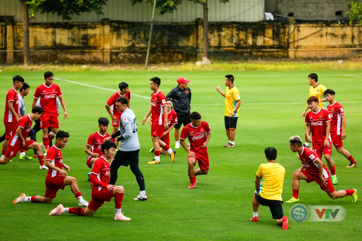 Không khí vui vẻ trong buổi tập đầu tiên của ĐTQG Việt Nam - Ảnh 6. Không khí vui vẻ trong buổi tập đầu tiên của ĐTQG Việt Nam - Ảnh 6.