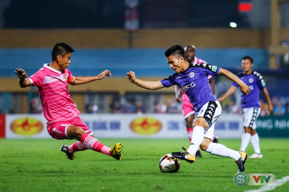 Văn Quyết, Quang Hải nhận giải cầu thủ xuất sắc nhất V.League 2018 - Ảnh 2. Văn Quyết, Quang Hải nhận giải cầu thủ xuất sắc nhất V.League 2018 - Ảnh 2.
