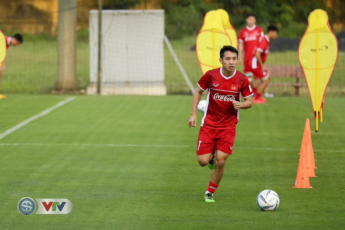 ẢNH: Cầu thủ CLB Hà Nội hội quân cùng ĐTQG Việt Nam tập luyện cho AFF Cup 2018 - Ảnh 4.