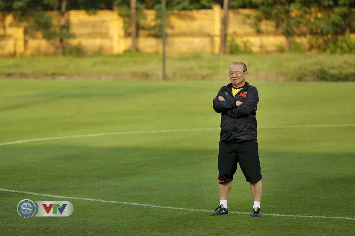 ẢNH: Cầu thủ CLB Hà Nội hội quân cùng ĐTQG Việt Nam tập luyện cho AFF Cup 2018 - Ảnh 6.