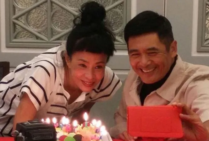 Ch&acirc;u Nhuận Ph&aacute;t trung th&agrave;nh với điện thoại cục gạch 17 năm - Ảnh 1.