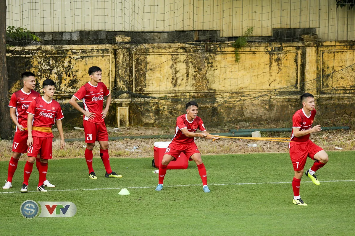 ẢNH: ĐTQG Việt Nam rèn thể lực trước khi sang Hàn Quốc tập huấn - Ảnh 6. ẢNH: ĐTQG Việt Nam rèn thể lực trước khi sang Hàn Quốc tập huấn - Ảnh 6.