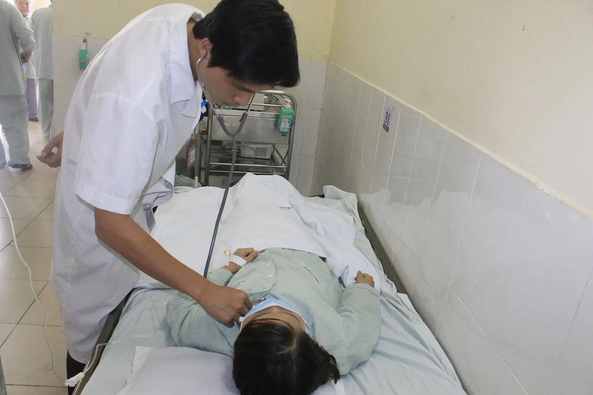 Mảnh xương vịt trốn 3 tháng trong phế quản cô gái - Ảnh 2. Mảnh xương vịt trốn 3 tháng trong phế quản cô gái - Ảnh 2.