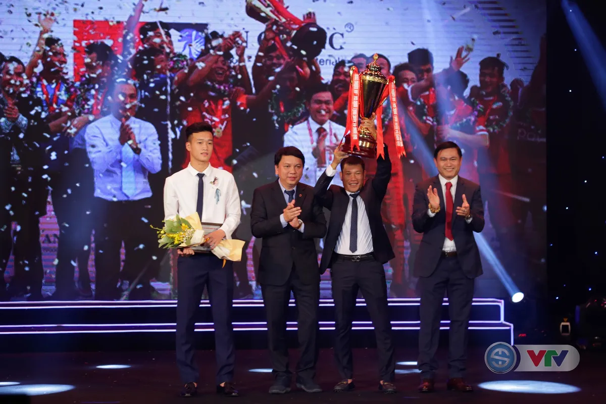 ẢNH: Toàn cảnh Gala Tổng kết các Giải BĐCN Quốc gia 2018 - Ảnh 10. ẢNH: Toàn cảnh Gala Tổng kết các Giải BĐCN Quốc gia 2018 - Ảnh 10.