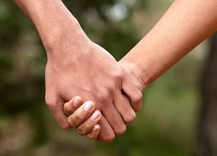 Cách nắm tay tiết lộ chính xác mối quan hệ của bạn và người ấy - Ảnh 1. Cách nắm tay tiết lộ chính xác mối quan hệ của bạn và người ấy - Ảnh 1.